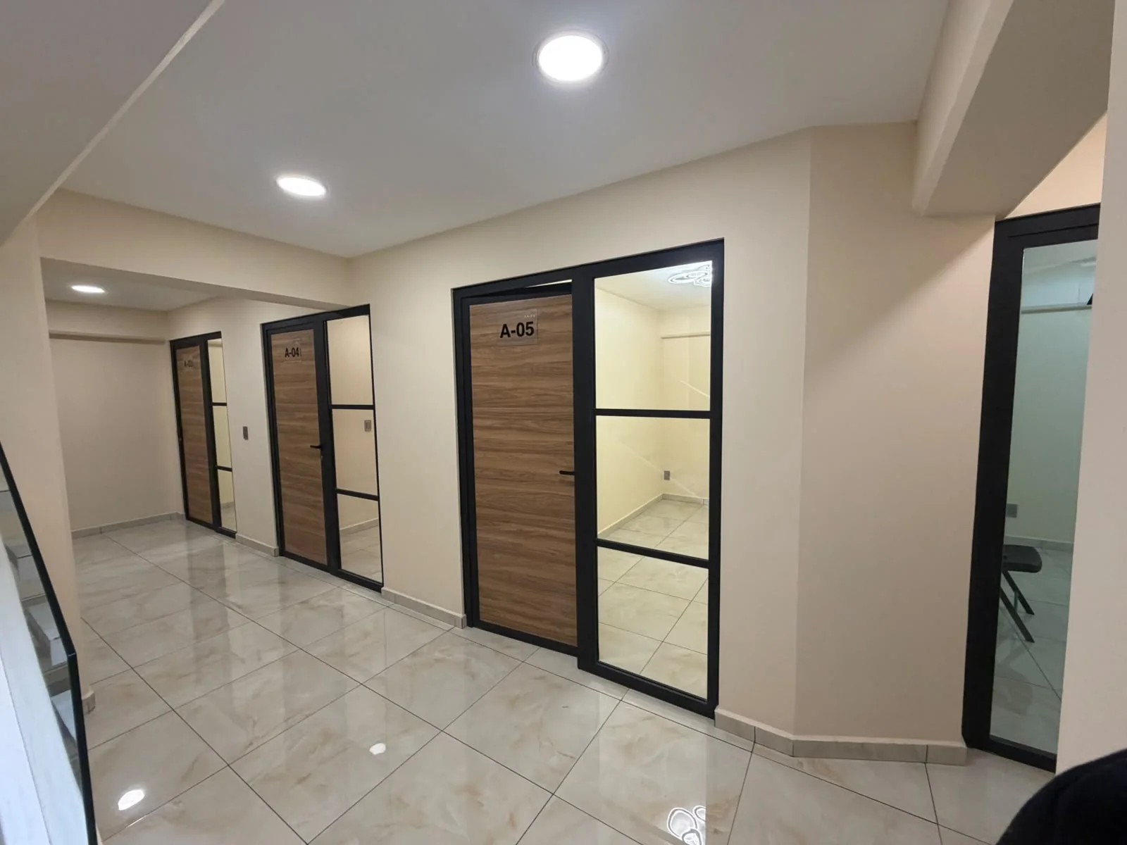Oficinas privadas con puertas de madera y cristal